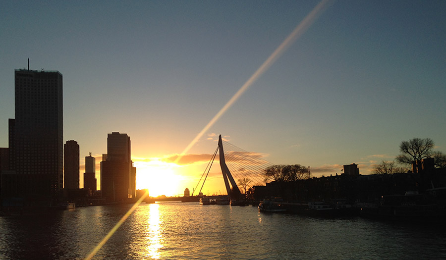 Een zonsondergang in de Koningshaven in Rotterdam vanaf de Oude Maze